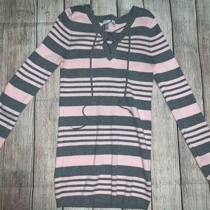 Hi guys so I’m selling this cute fall sweater!